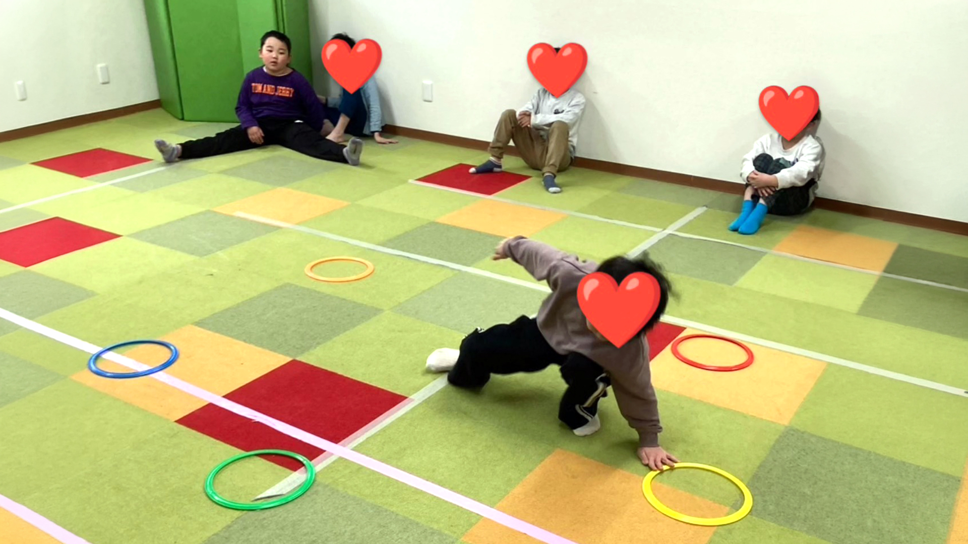 室内で活動する子どもの様子