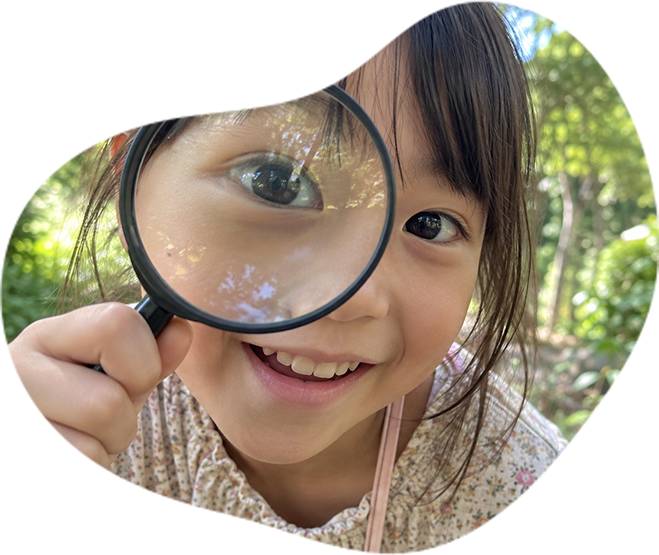 虫眼鏡をのぞく子ども