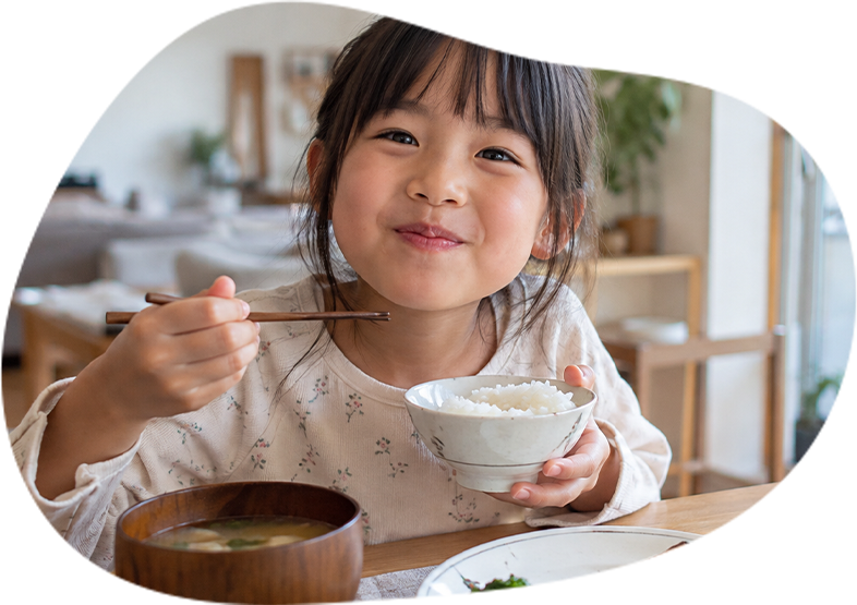 ご飯を食べる子ども