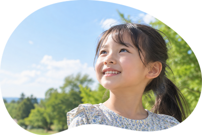 空を見上げる子ども